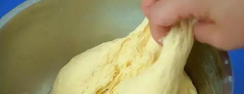 窝窝头怎么做好吃？掌握2个技巧，窝头口感筋道，放凉了也不硬