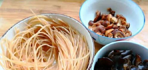 “农家大烩菜”这样做才叫香，食材简单又营养，一次一锅都不够吃