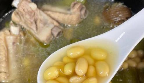 广东靓汤大揭秘！凉瓜排骨黄豆汤，清热解毒又滋补，轻松在家做！