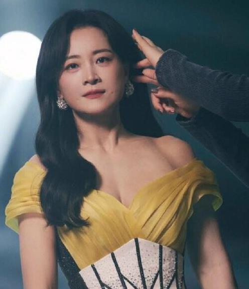 贾玲回应体重变化:胖一点也无妨,自信才是最美的关键!