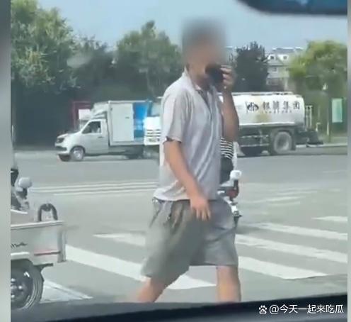 男子当街拦女子索要袜子 拿到袜子后将其凑到鼻子上猛烈吸气