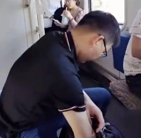 男子遇夫妻带娃让出下铺 最后只好送了瓶水表达感谢