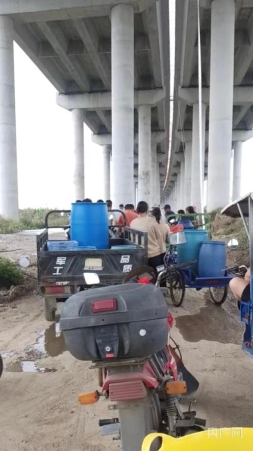 广州三民岛村民在临时供水点取水 大桥断裂巨响像爆炸