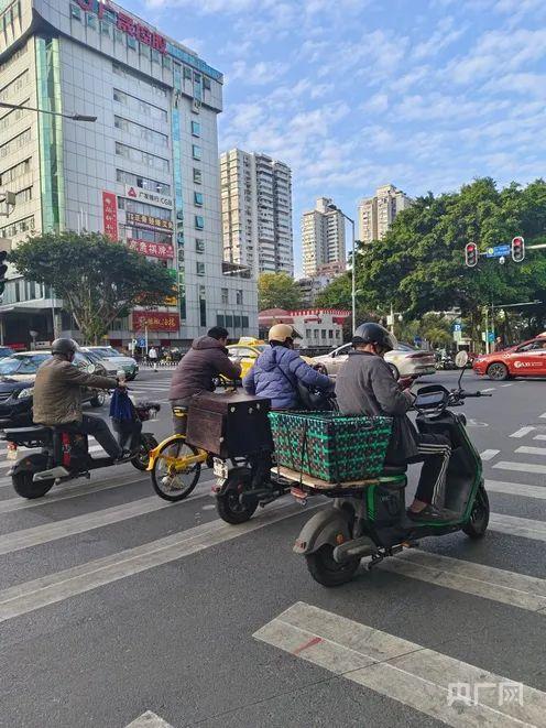 广州电动车新规开始实施 交警严查违法行为