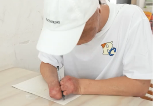 烧伤男孩双拳紧握笔杆考出664分 逆境中书写奇迹