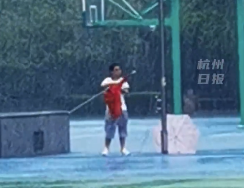 杭州暴雨 中学生冒雨将国旗收回护在怀中