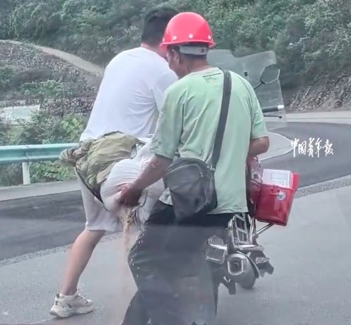 陌生人之间的温情瞬间！热心夫妻路遇摔伤大叔暖心相助 