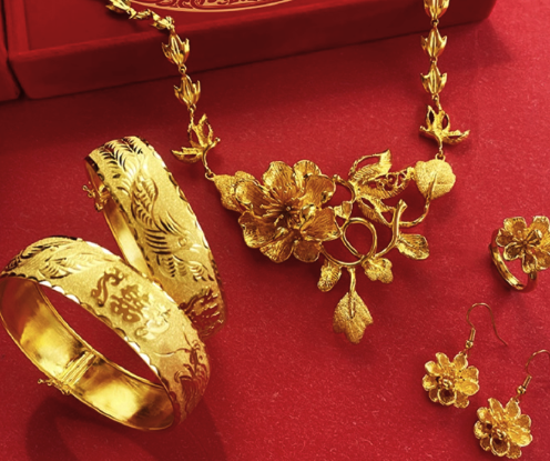 100克结婚五金2天便宜了5000 金店有顾客一进门就问何时涨价