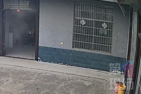 亳州巨响，房子都震塌了！安徽一地疑因烟花爆破震碎居民门窗