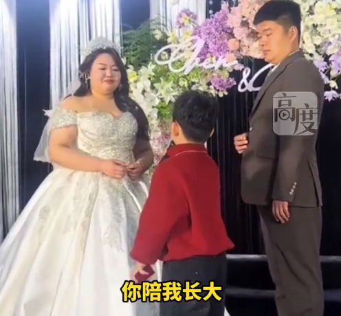 母亲回应8岁儿子含泪送小姨出嫁：和小姨关系一直不错，小姨也很疼他