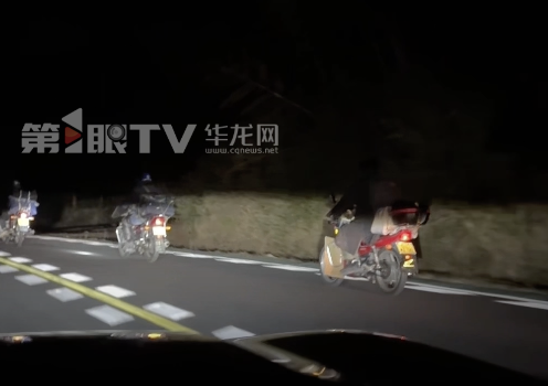 男子为回老家过年摩托车队照亮山路 归途中的微光