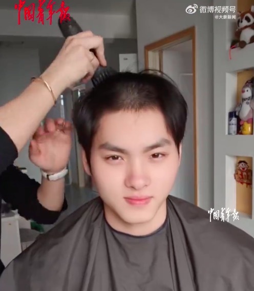 小伙即将参军入伍姐姐帮忙理发 姐姐回应：从初中就有参军的想法
