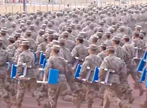 新疆军区新兵开训场面壮观 网友：新兵热血训练场面太带劲儿了！