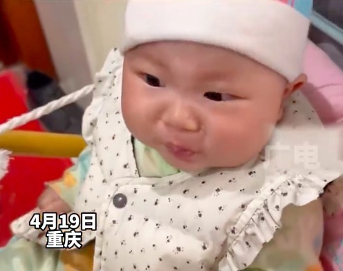 小萌娃第一次吃耙耙柑 酸出表情包