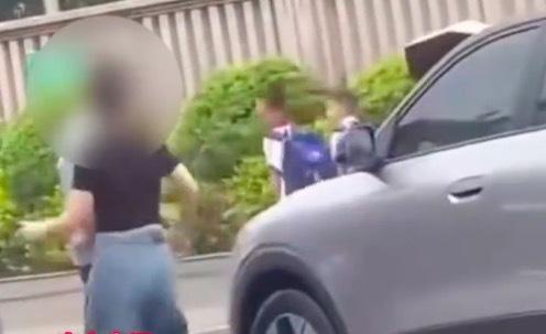 女子脚踹保安被反手扇耳光 律师：保安力度过重