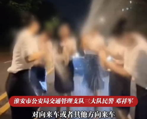 6女子深夜在马路喷啤酒拍视频 交警回应