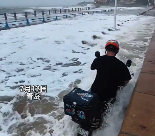 巴威发威青岛巨浪滔天 提醒广大游客远离海岸避险