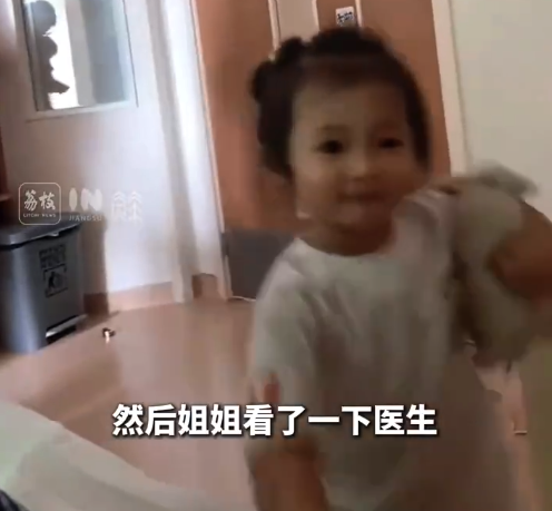 大家围看刚出生弟弟女儿却跑向妈妈 妈妈表示特别感动