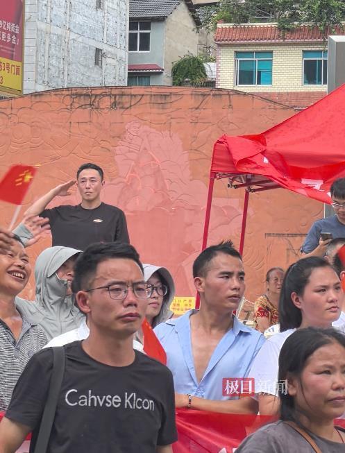 榕江老板娘將僅有的1只大鵝送救援隊(duì) 千里送鵝毛,，禮輕情意重