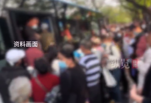 女子為報(bào)恩往公交投幣箱塞3萬現(xiàn)金 三地公交相約上門退款