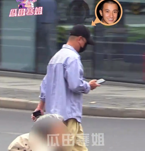 文章过马路低头看手机好危险