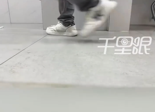 男子尾隨偷窺女子如廁被拍下 物業(yè):監(jiān)控被他挪了拍不到臉