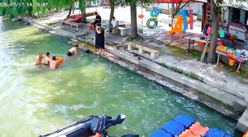 爸爸带俩娃河边乘凉全落水 不到两分钟男子救了一家三口