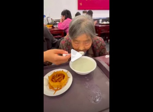 奶奶节俭了一辈子最后栽豆汁身上了 孙子：奶奶回去刷了两遍牙