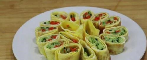 黄瓜不炒不腌，卷2个鸡蛋秒变美食，上桌全家抢着吃？