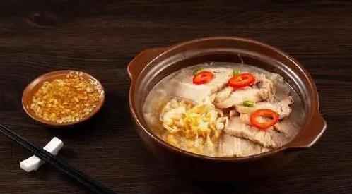 五花肉加酸菜，炖出东北硬菜，味道好到全家抢着吃