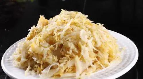 五花肉加酸菜，炖出东北硬菜，味道好到全家抢着吃