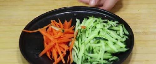 黄瓜不炒不腌，卷2个鸡蛋秒变美食，上桌全家抢着吃？