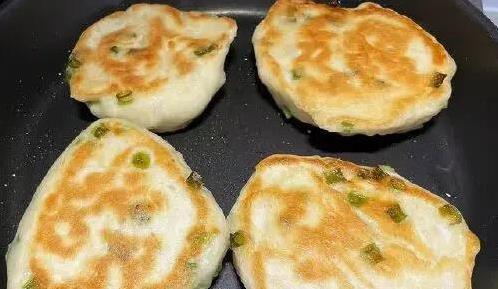和面用错水，葱饼硬如石！老板教我一招，柔软又香脆