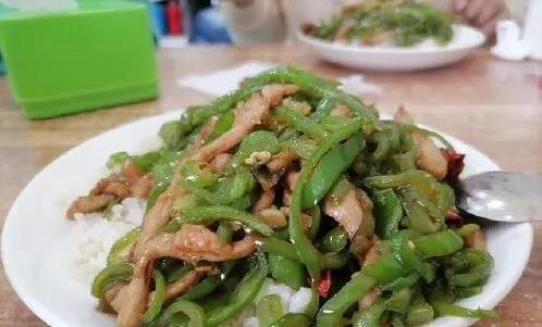 青椒肉丝香喷喷，10分钟做碗盖饭，全家抢着吃！