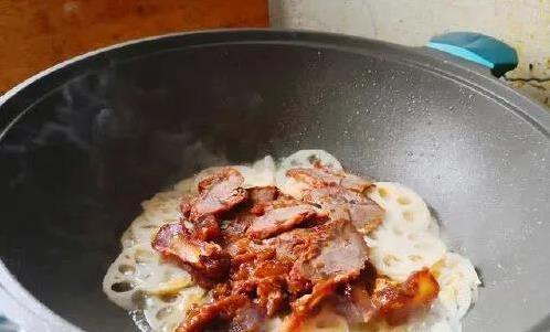 10分钟炒出硬菜，酱牛肉搭脆莲藕，邻居闻香都来敲门