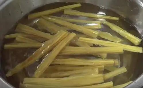 腐竹也能做辣条？自制麻辣零食，3步吃出健康又过瘾