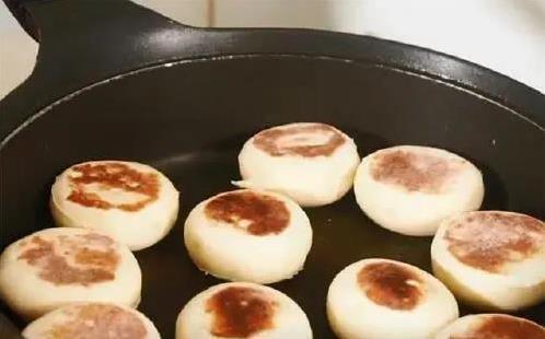 山药不煮汤改做饼,简单几步香软可口,老人小孩抢着吃