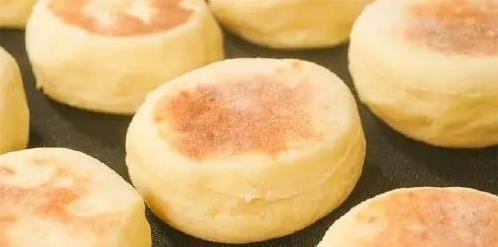 山药不煮汤改做饼,简单几步香软可口,老人小孩抢着吃