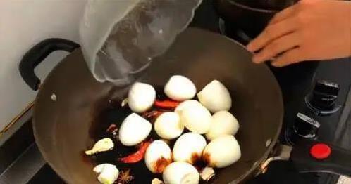 煮鸡蛋加瓶啤酒，20分钟变卤蛋神器，全家抢着吃？