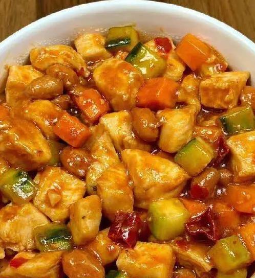 宫保鸡丁超简单做法，10分钟上桌，嫩滑鸡肉全家抢着吃