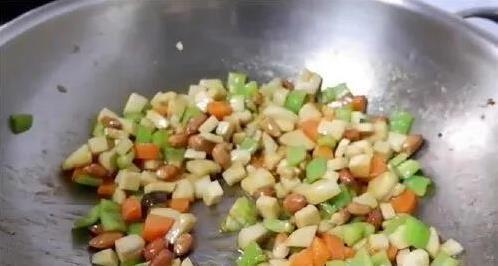 家常菜也能秒变大厨级，宫保杏鲍菇酸甜开胃，你炒过没？
