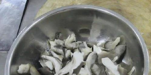 蘑菇也能炸出新花样？3分钟学会软炸秘诀，比饭店还香！