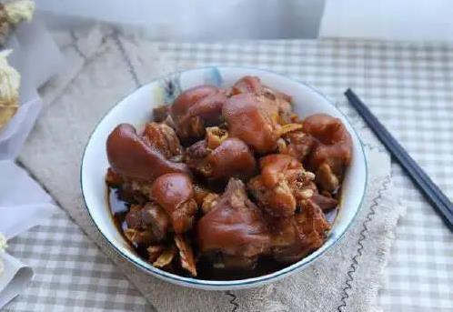 菜场捡漏猪前蹄,简单三步炖出软糯香,皮肤水润全家夸_新闻看看