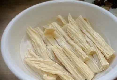 五花肉配腐竹，香到邻居敲门，3招让家常菜秒变大厨味