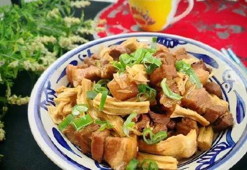 五花肉配腐竹，香到邻居敲门，3招让家常菜秒变大厨味