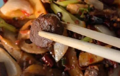 15元干锅牛肉量多肉香，重庆小伙吃一口傻眼，商家回怼你敢信？