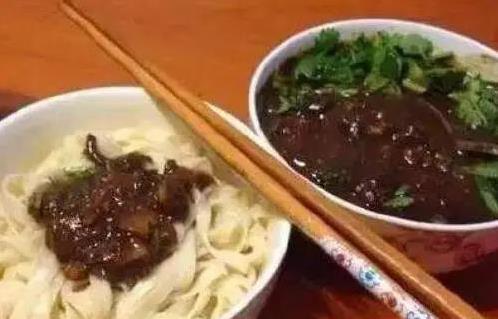 东北菜酸爽过瘾，南方人看傻眼，一锅菜真能吃一天？
