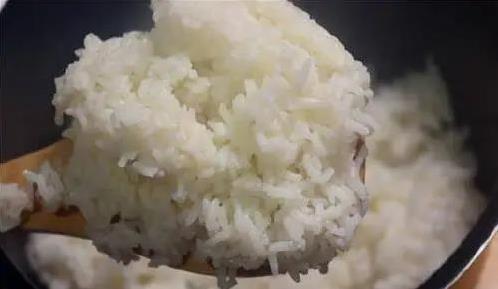 家常米饭总不香？饭店秘方简单3招，蒸出粒粒分明好口感