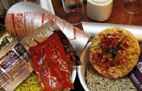 20块一桶龙虾泡面，百只小虾抢风头，康师傅慌了？