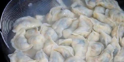 山东饭量有多大？一盆菜吃光，南方人惊呆了！